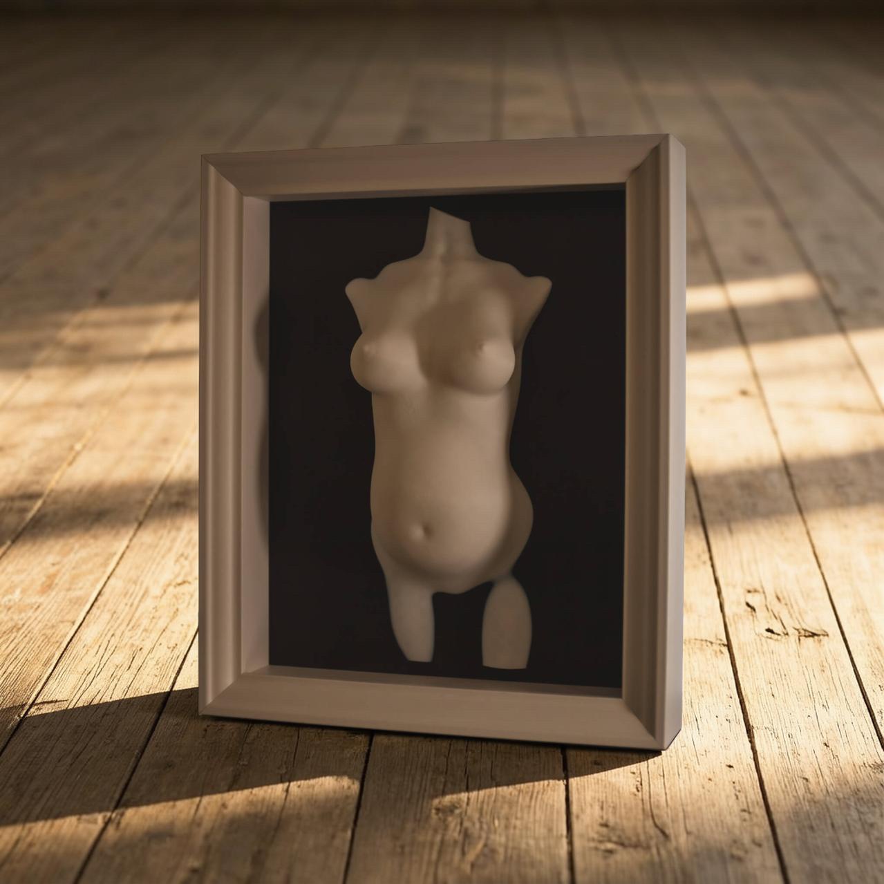 3D Babybauchbild in Beige mit weißem Rahmen im Sonnenlicht auf Holzboden