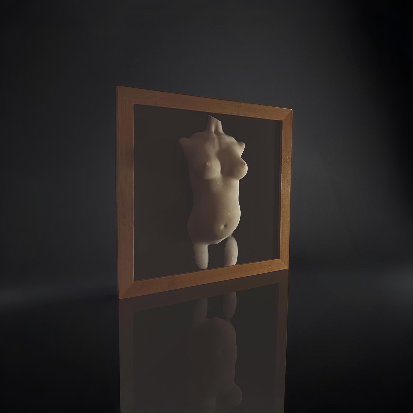 3D Babybauchbild in Beige mit Holzrahmen, elegante Studioaufnahme